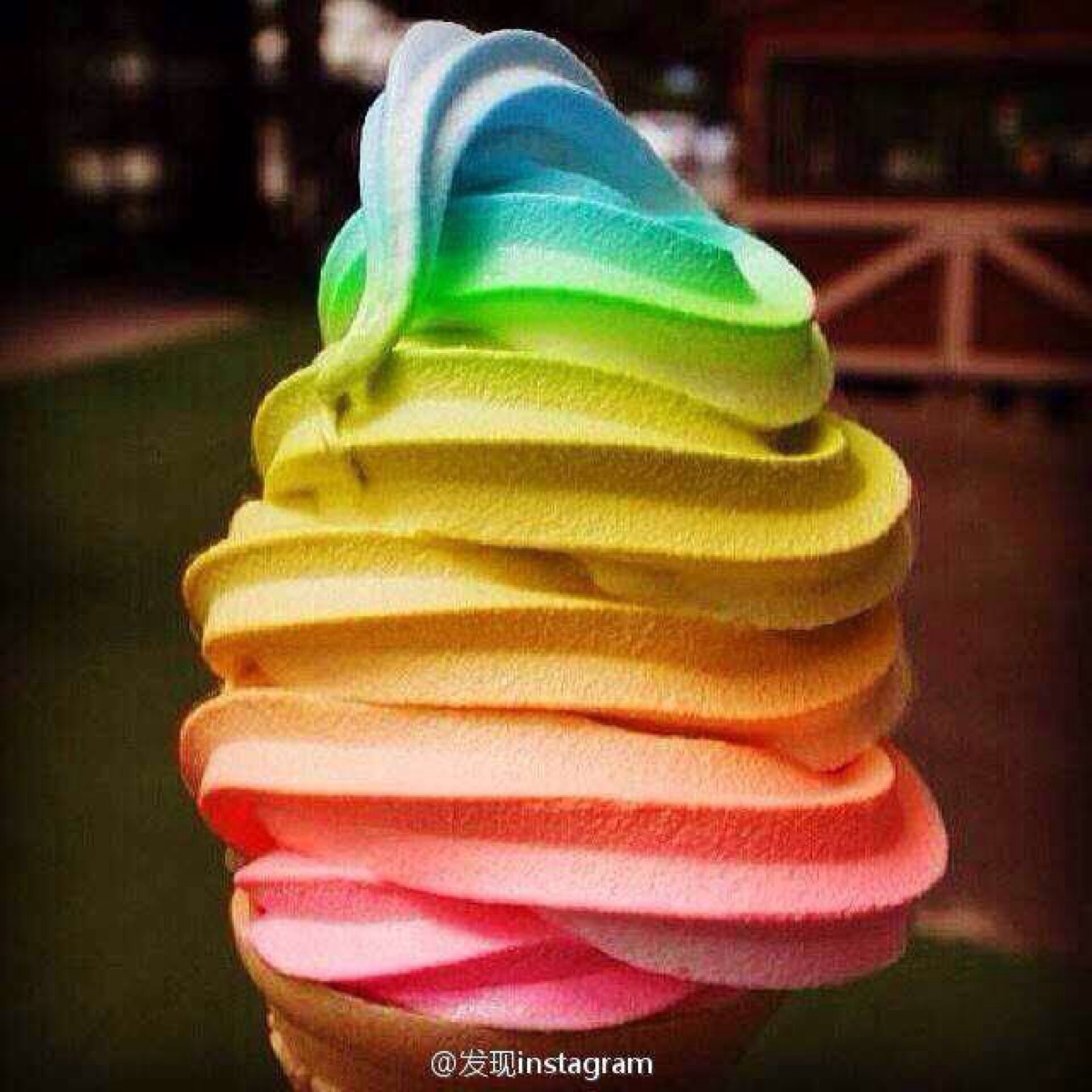 彩虹冰淇淋店：城市角落的小小天堂