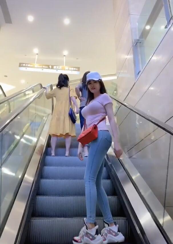 赵婉妮牛仔裤_赵婉妮紧身牛仔裤_赵婉妮性感空姐