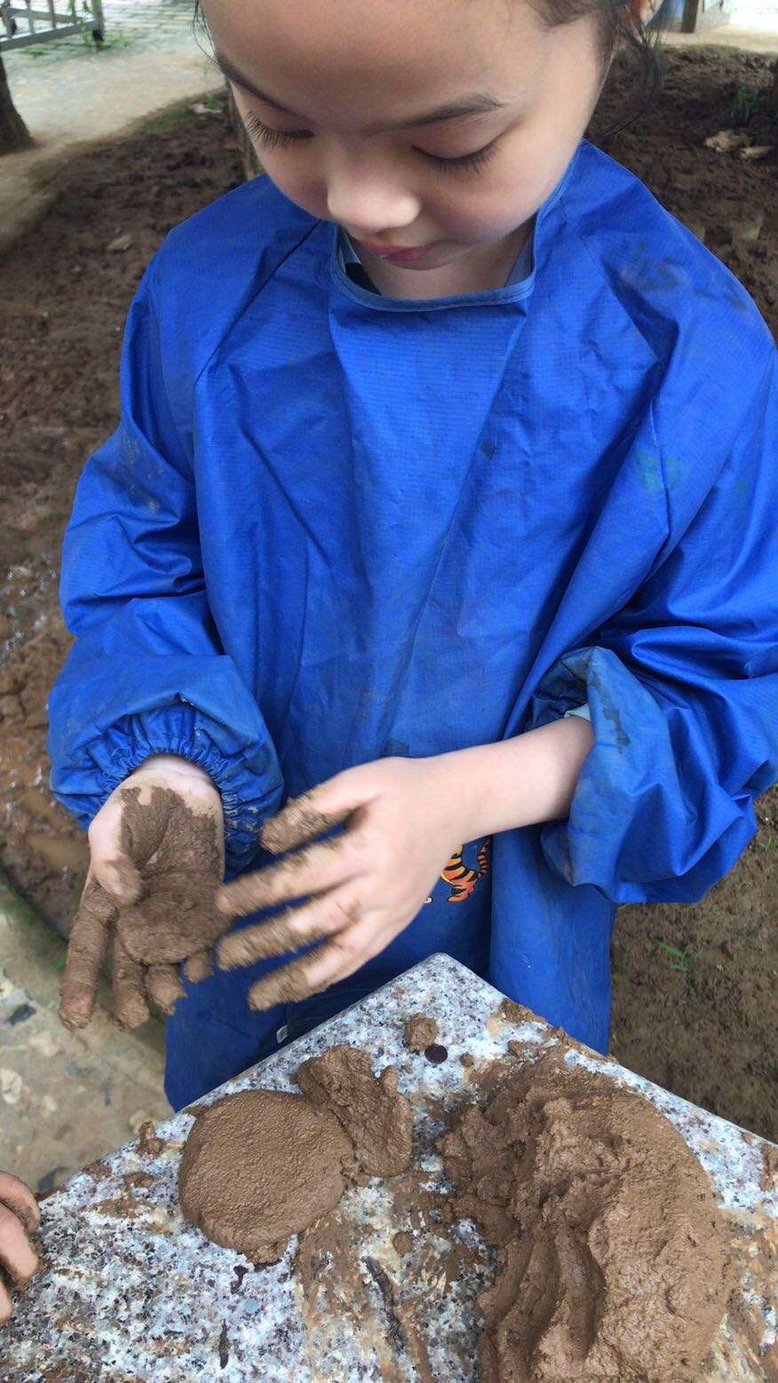 泥巴裹满裤脚_泥巴裹满裤头_泥巴裹满裤腿