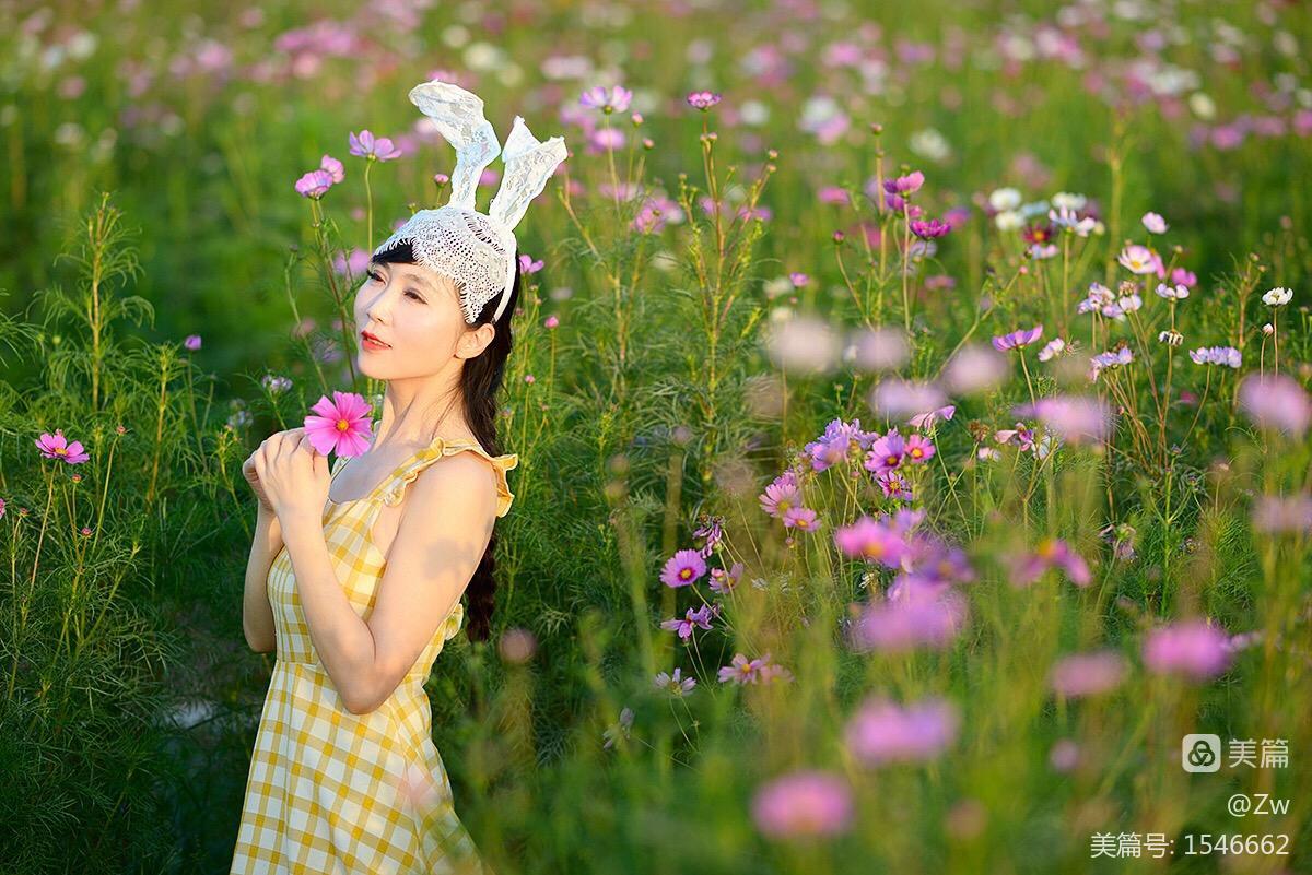 花海中的可爱花仙子