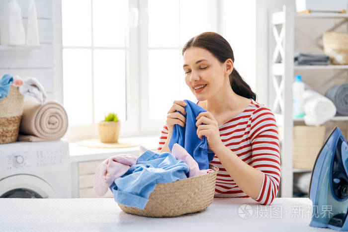 洗衣店里的女_洗衣服美女_美女洗衣店
