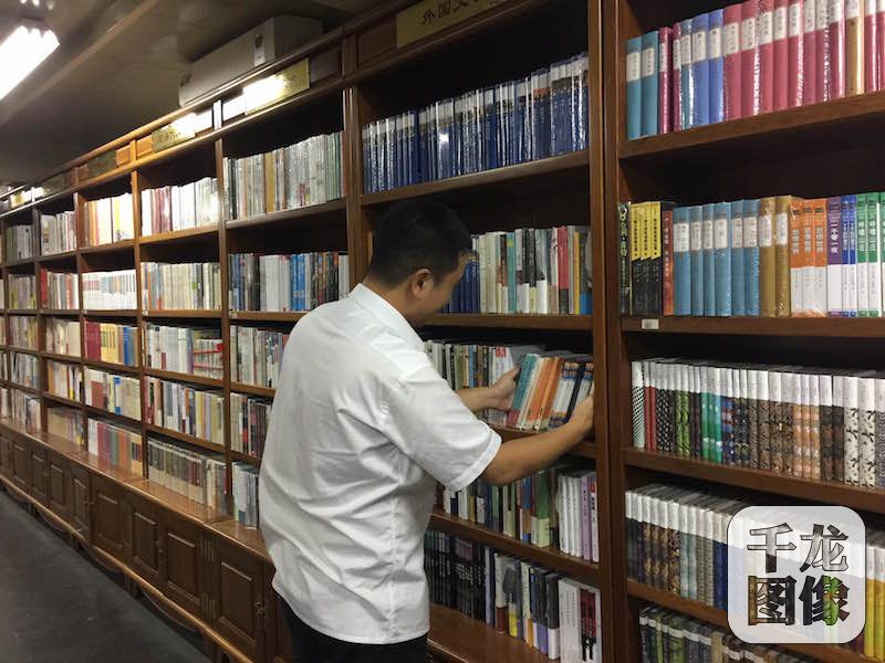 香书堆积，知识探索的乐园