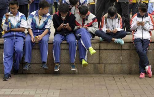 小孩玩手机游戏的危害_危害小孩玩手机游戏视频_孩子玩手机游戏危害
