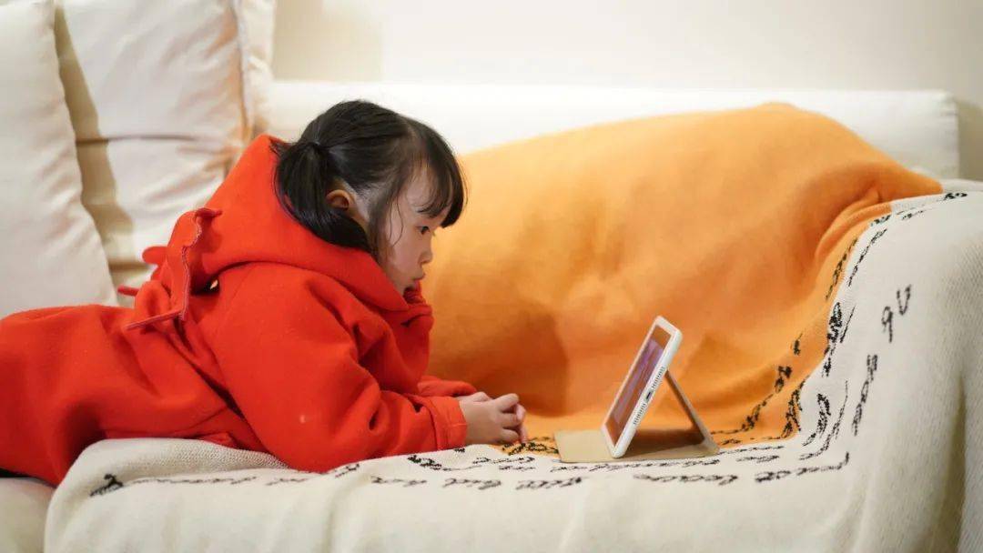 小朋友玩手机游戏好不好_小孩拿手机玩游戏怎么办_小孩经常拿手机玩游戏好吗